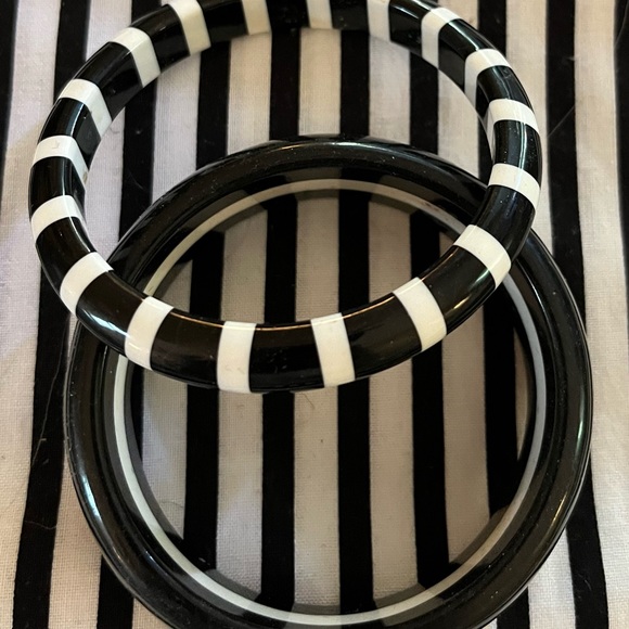 Black and white stripe bangle bracelets! Very classy and excellent condition! - Picture 2 of 2